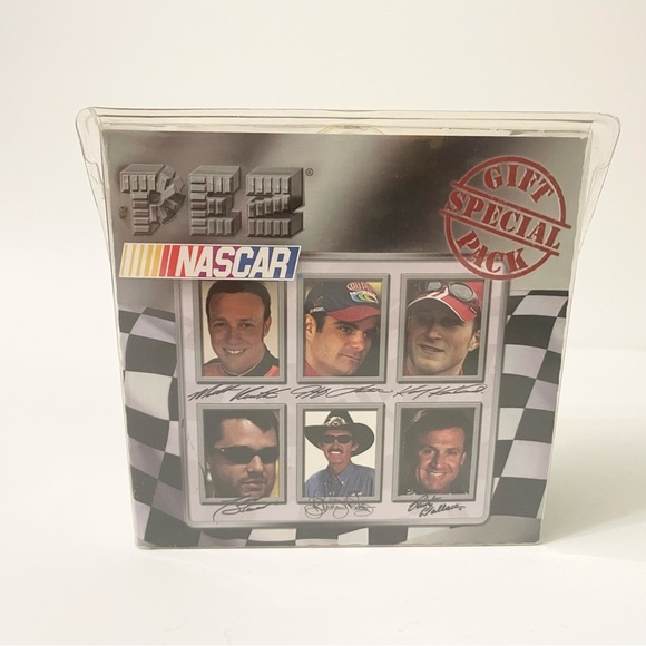 NASCAR Matt Kenseth #17 Hauler & Helmet PEZ Dispensers Gift Set - Picture 7 of 16